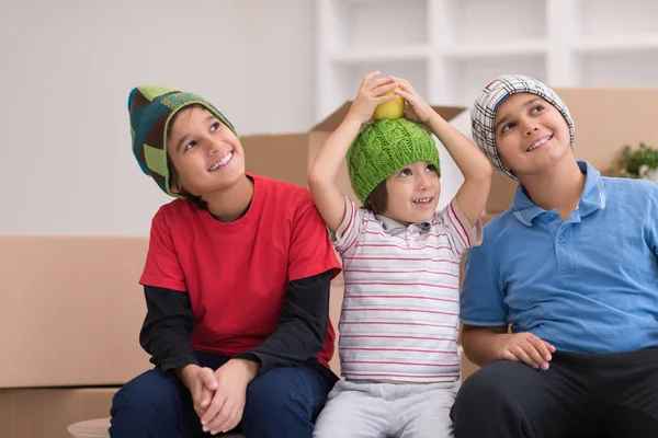 Jungen mit Pappkartons um sich — Stockfoto