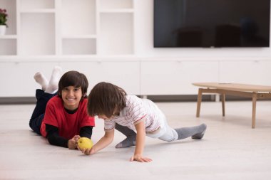 Çocuklar eğleniyor bir elma ile yere