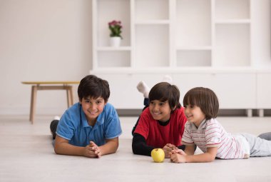 Çocuklar eğleniyor bir elma ile yere