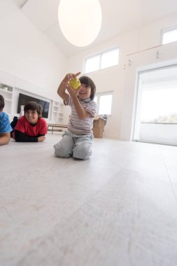 Çocuklar eğleniyor bir elma ile yere