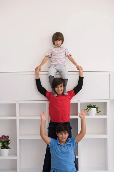 Jungen posieren huckepack — Stockfoto