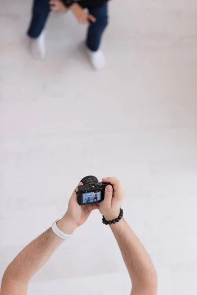 Fotografia Con Modello Bambino Studio Come Nuova Casa Moderna — Foto Stock