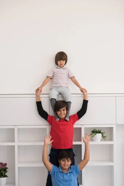 Jóvenes chicos posando línea hasta a cuestas — Foto de Stock