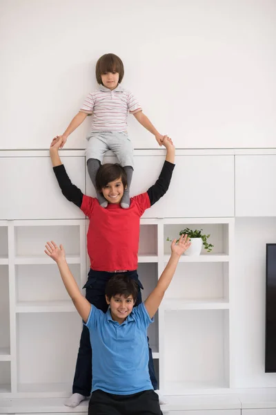 Les jeunes garçons posant ligne jusqu'à piggyback — Photo