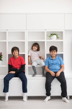 genç çocuklar bir rafta poz