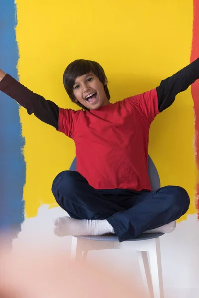 Porträtt av glad ung pojke — Stockfoto