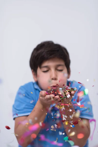 Dítě vyfukuje konfety — Stock fotografie