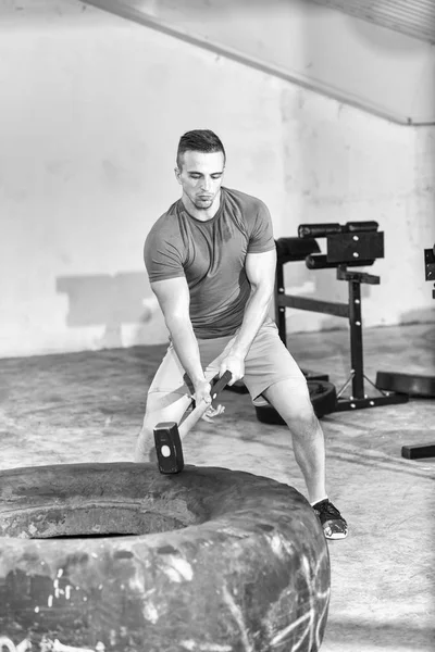 Giovane muscolare workouting uomo — Foto Stock