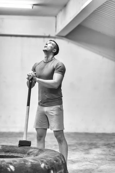 Jovem muscular workouting homem — Fotografia de Stock