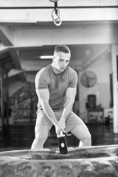 Genç kas workouting adam — Stok fotoğraf