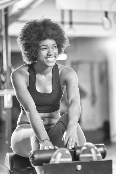 Svart kvinna gör sit ups på gymmet — Stockfoto