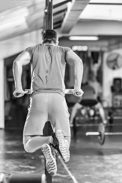 Hombre haciendo ejercicios barras paralelas —  Fotos de Stock