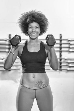 siyah kadın pazı bukleler yapıyor