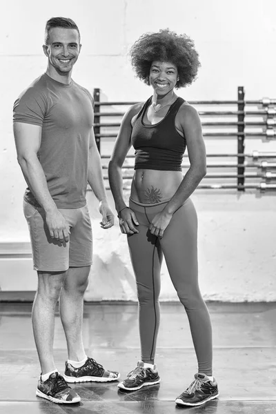 Czarny Kobieta po treningu w siłowni pod okiem trenera — Zdjęcie stockowe