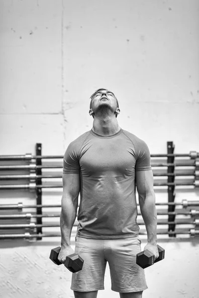 Súly képzés fitness ember — Stock Fotó