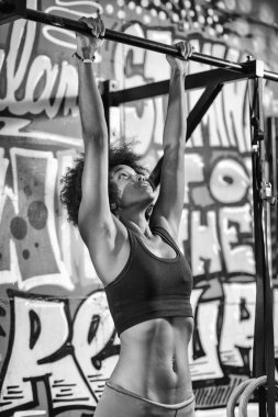 siyah kadının çekme yapması ups