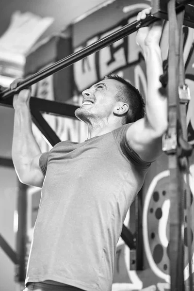 Hombre haciendo pull ups —  Fotos de Stock