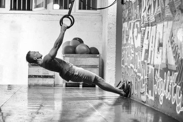 Hombre haciendo ejercicio de inmersión —  Fotos de Stock