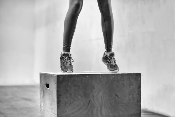 Mujer negra está realizando saltos de caja en el gimnasio —  Fotos de Stock