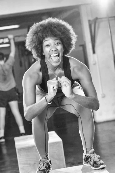 Schwarze Athletin führt Boxsprünge im Fitnessstudio vor — Stockfoto