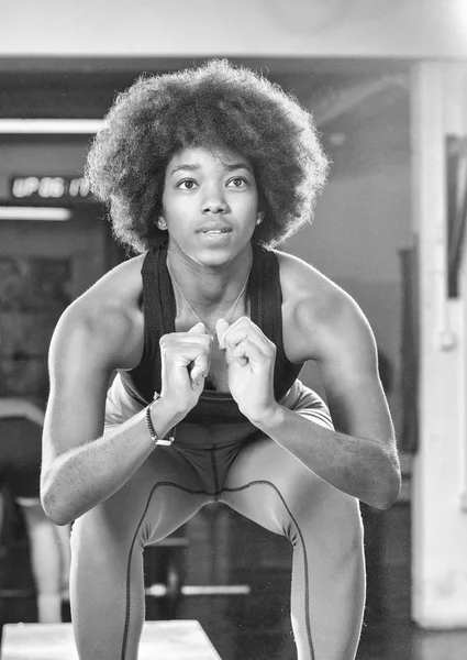 Atleta femenina negro está realizando saltos de caja en el gimnasio —  Fotos de Stock