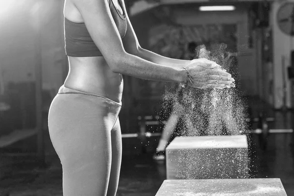 Mujer negra preparándose para el entrenamiento de escalada — Foto de Stock