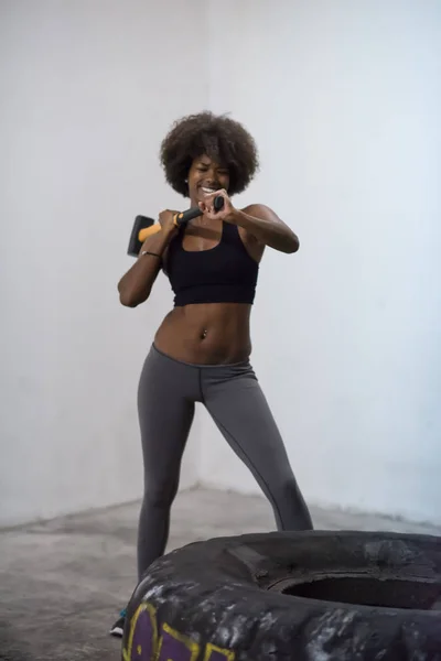 Kvinna workouting med hammare — Stockfoto