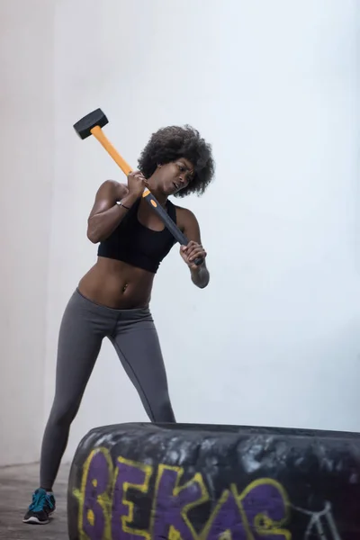 Workouting kobieta z młotem — Zdjęcie stockowe