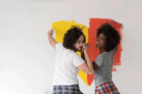 Пара малює внутрішню стіну — стокове фото