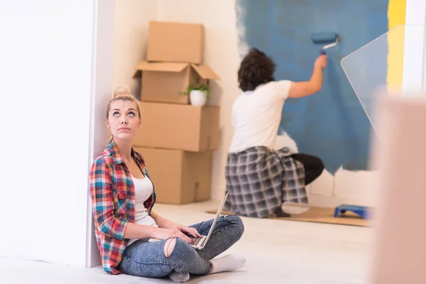 Happy couple doing home renovations — Stock Photo, Image