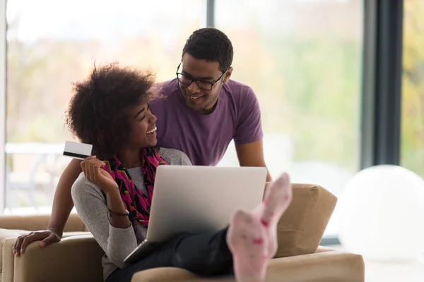 African american couple shopping online — Stock Photo, Image