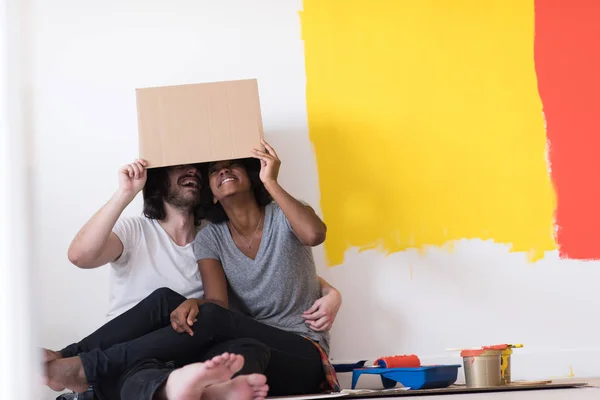 Casal brincando com caixas de papelão — Fotografia de Stock
