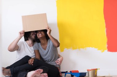 karton kutular ile oynarken Çift