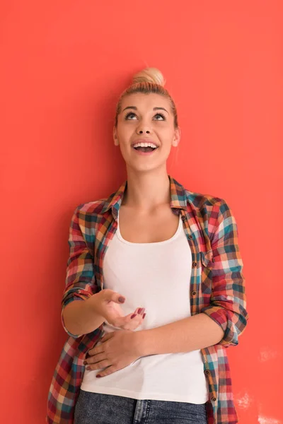 Jonge vrouw op kleur achtergrond — Stockfoto