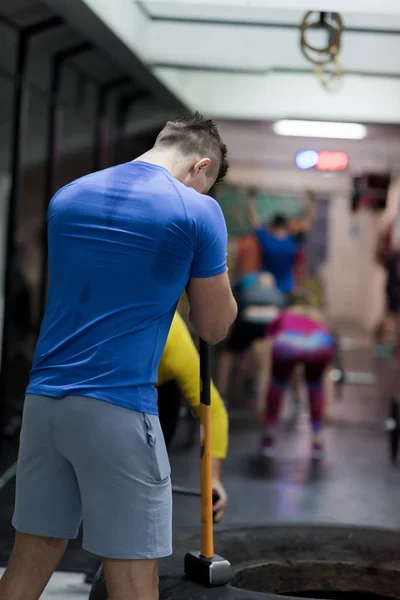 젊은 근육 workouting 남자 — 스톡 사진