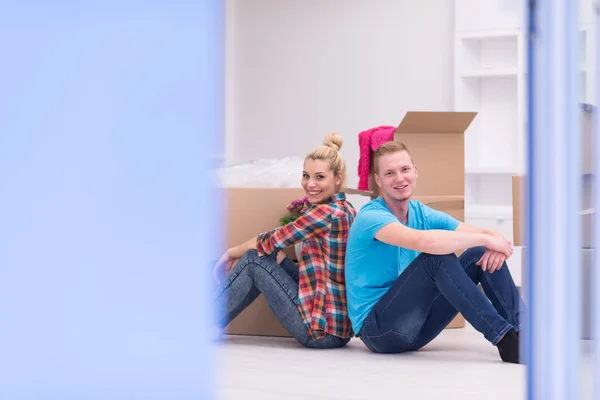 Jovem casal alegre — Fotografia de Stock