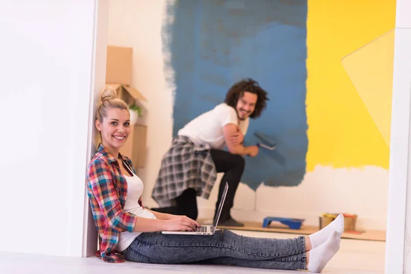 Felice coppia facendo lavori di ristrutturazione casa — Foto Stock