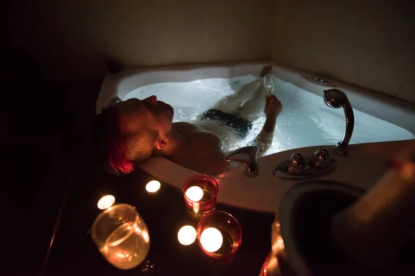 Uomo rilassante nella vasca idromassaggio — Foto Stock