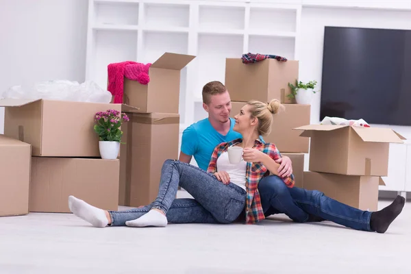 Alegre joven pareja — Foto de Stock