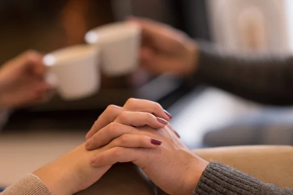 Jeune couple boire du café — Photo