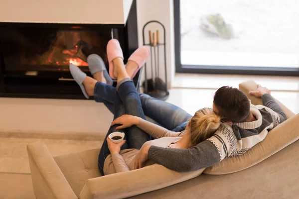 Młoda para romantyczny siedzący na sofie — Zdjęcie stockowe