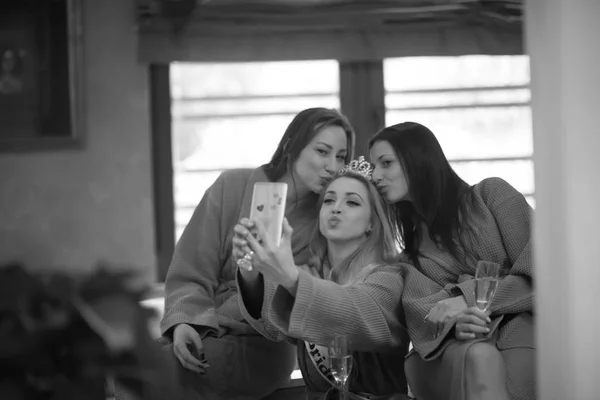 Meisjes doen selfy op partij — Stockfoto