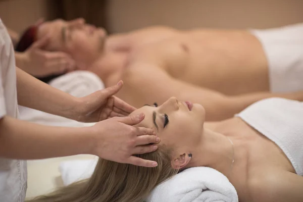 Pár, kteří požívají hlavy masáž v lázních — Stock fotografie