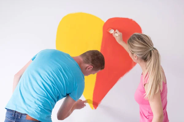 Пара малює серце на стіні — стокове фото