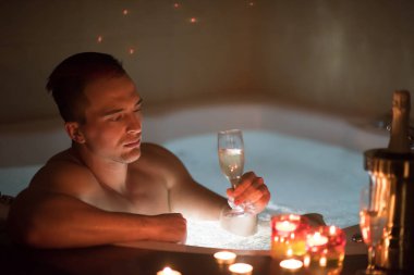 adam Jakuzi ve rahatlatıcı