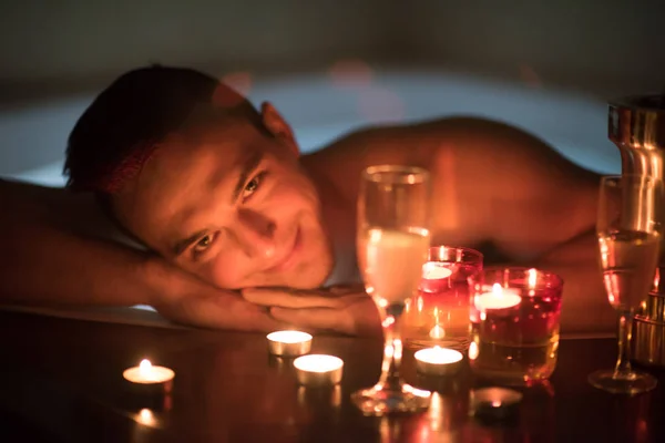 Homme relaxant dans le jacuzzi — Photo