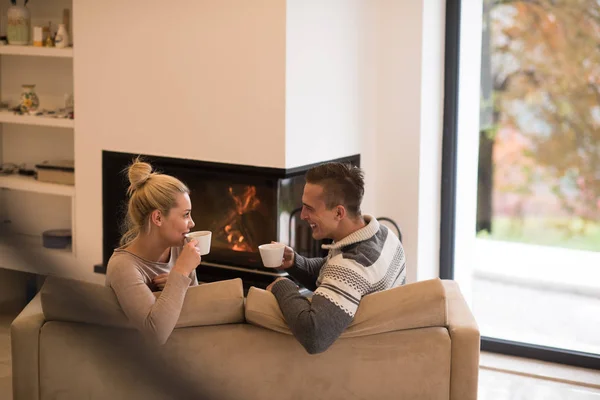 Giovane coppia romantica seduta sul divano — Foto Stock