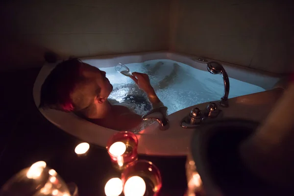 Homem relaxante em jacuzzi — Fotografia de Stock