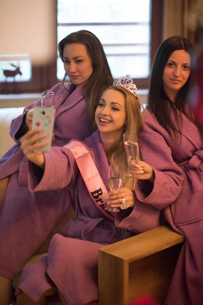 Ragazze che fanno Selfy sulla festa — Foto Stock