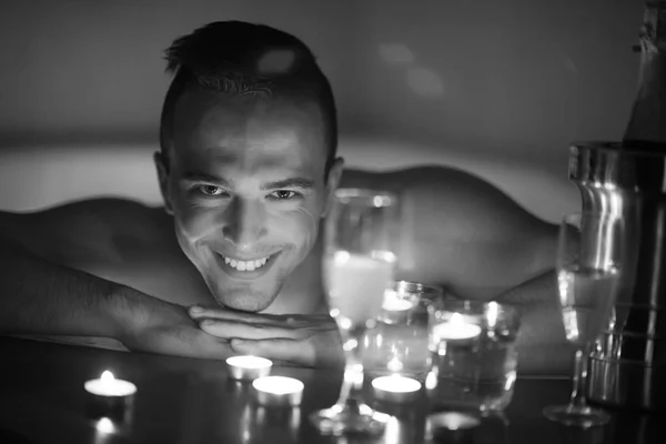 Homem relaxante em jacuzzi — Fotografia de Stock